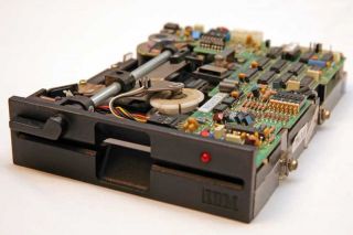 Qumetrak-142-floppy-drive-front.jpg